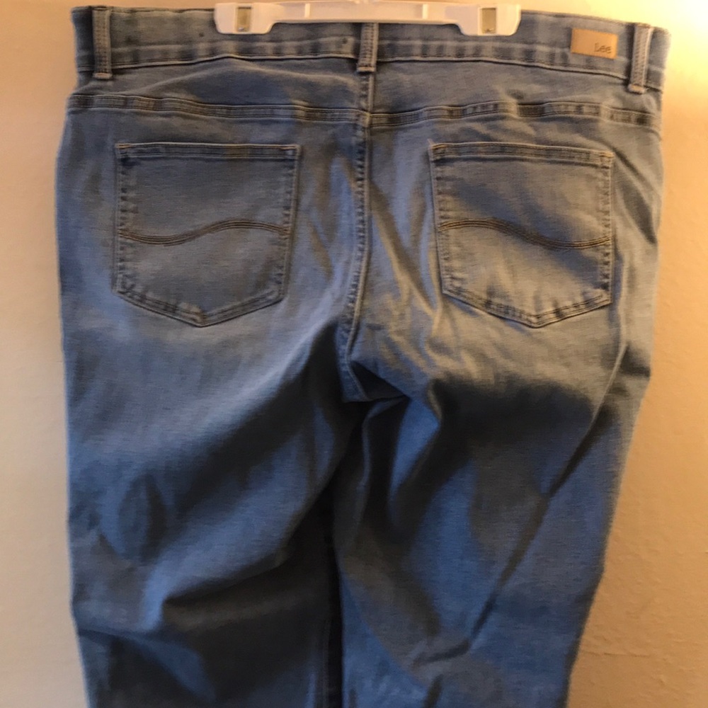 NWOTLee Women’s Regular Fit Straight Leg Mid Rise - Picture 3 of 5